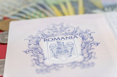 Romen konsepti Romen pasaportu ve Rumen para / banknotları mavi ve kırmızı arka planda. Romanya Pasaportu ve Romen para birimi. Romanya Maliye ve Ekonomi Konsepti.