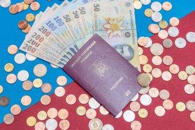 Romen konsepti Romen pasaportu ve Rumen para / banknotları mavi ve kırmızı arka planda. Romanya Pasaportu ve Romen para birimi. Romanya Maliye ve Ekonomi Konsepti.
