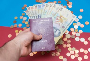 Romen konsepti Romen pasaportu ve Rumen para / banknotları mavi ve kırmızı arka planda. Romanya Pasaportu ve Romen para birimi. Romanya Maliye ve Ekonomi Konsepti.