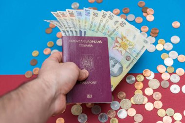 Romen konsepti Romen pasaportu ve Rumen para / banknotları mavi ve kırmızı arka planda. Romanya Pasaportu ve Romen para birimi. Romanya Maliye ve Ekonomi Konsepti.