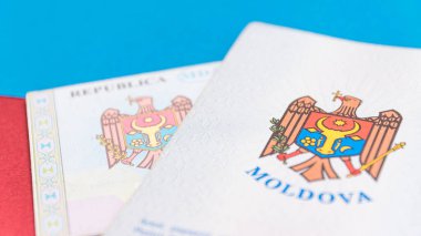 Moldova Cumhuriyeti kavramı. Moldova pasaportu mavi ve kırmızı arka planda. Moldova 'nın amblem / armasının birleşimi. Moldova Finans ve ekonomi kavramı.