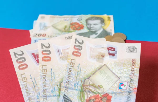 罗马尼亚纸币的背景是蓝色和红色的 罗恩的尸体 罗马尼亚货币 罗马尼亚朗 由罗马尼亚国家银行Bnr发行的雷伊钞票 罗马尼亚金融和经济概念 — 图库照片