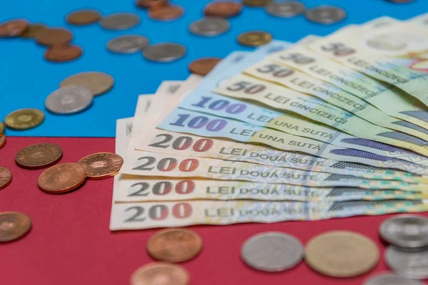 Rumunské Bankovky Mince Modrém Červeném Pozadí Koloseup Rona Rumunská Měna — Stock fotografie