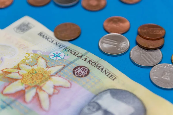 Rumunské Bankovky Mince Modrém Červeném Pozadí Koloseup Rona Rumunská Měna — Stock fotografie