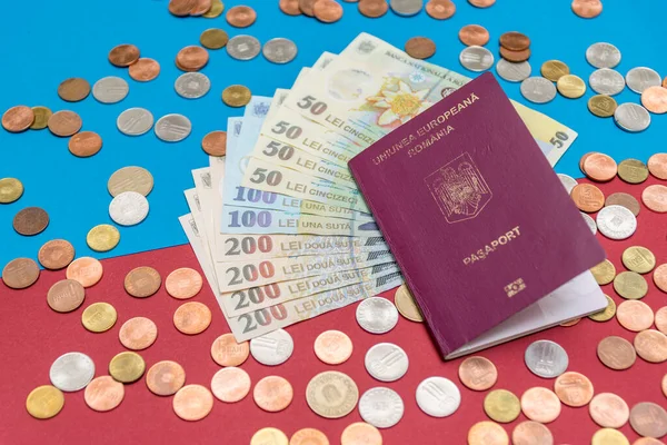 Romen konsepti Romen pasaportu ve Rumen para / banknotları mavi ve kırmızı arka planda. Romanya Pasaportu ve Romen para birimi. Romanya Maliye ve Ekonomi Konsepti.
