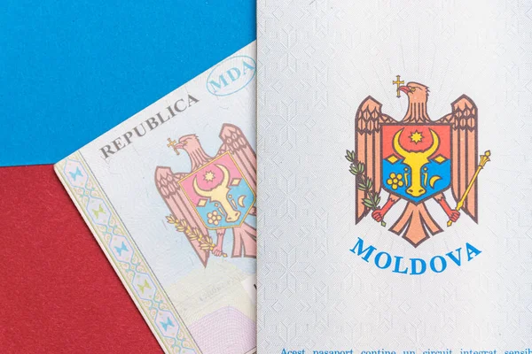 République Moldavie Concept Passeport Moldave Sur Fond Bleu Rouge Colisée — Photo