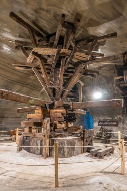 Salina Turda, Romanya - 22 Aralık 2019: Crivac odası yüzeyde tuz kayalarını kaldırmak için kullanılan ve 1881 yılından kalma bir vince ev sahipliği yapıyor. Salina Turda illüstrasyon editörü. Salina Turda editör.