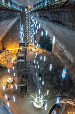 Salina Turda, Romanya - 22 Aralık 2019: Romanya 'daki Salina Turda tuz madenindeki ana salon Rudolf madeni. Salina Turda illüstrasyon editörü. Salina Turda editör.