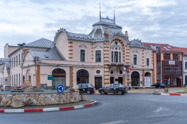 Salina Turda, Romanya - 22 Aralık 2019: Turda Belediye Tiyatrosu Aureliu Manea, kış günü.