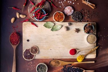 Tahta kaşıklar, tohum, otlar ve fındık ve boş ahşap tahta çeşitli Hint baharat 