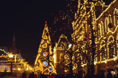 Sokak, renkli tatil bokeh ışıkları Noel süsleri