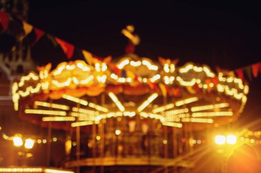 Sokak, renkli tatil bokeh ışıkları Noel süsleri