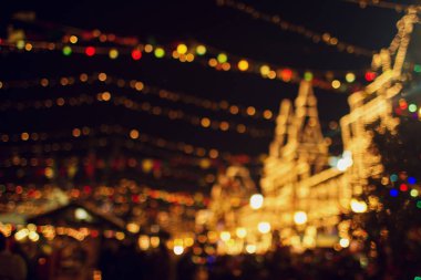 Sokak, renkli tatil bokeh ışıkları Noel süsleri