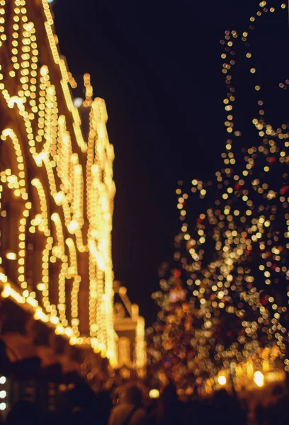 Décorations de Noël dans la rue, lumières bokeh de vacances colorées — Photo