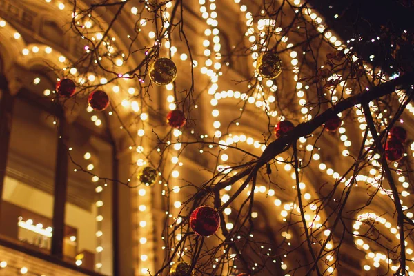 Sokak, renkli tatil bokeh ışıkları Noel süsleri