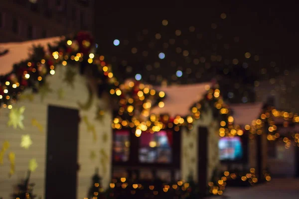 Sokak, renkli tatil bokeh ışıkları Noel süsleri