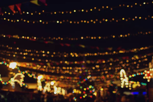 Sokak, renkli tatil bokeh ışıkları Noel süsleri