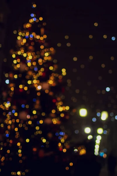 Decoraciones de Navidad en la calle, coloridas luces bokeh de vacaciones —  Fotos de Stock