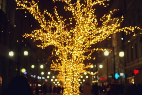 通り、カラフルな休日ボケ ライトのクリスマスの装飾 — ストック写真