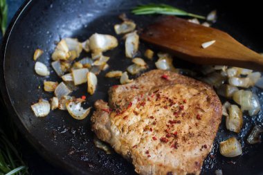 Taze çiğ et soğan, kırmızı biber, sarımsak ve limon ile