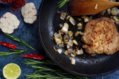 Taze çiğ et soğan, kırmızı biber, sarımsak ve limon ile