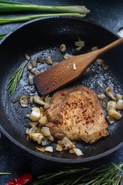 Taze çiğ et soğan, kırmızı biber, sarımsak ve limon ile