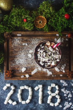 Sıcak çikolata veya kakao krema ve tarçın, Noel ve yeni yıl dekorasyon ile