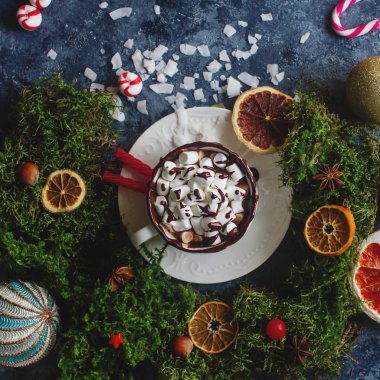 Sıcak çikolata veya kakao krema ve tarçın, Noel ve yeni yıl dekorasyon ile