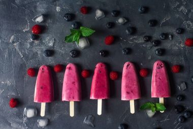 Ev yapımı dondurulmuş meyve dondurmayı taze doğal Ahududu ve yaban mersini ile lezzetli buz çıkar, yaz gıda kavramı, üstten görünüm