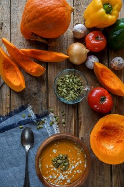 Seads, krema ve rustik ahşap masa sebze ile geleneksel ev yapımı kabak çorbası