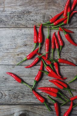 Organik kırmızı sıcak biber rustik ahşap zemin üzerine