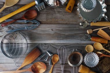 rustik ahşap masa üzerinde çeşitli mutfak eşyaları