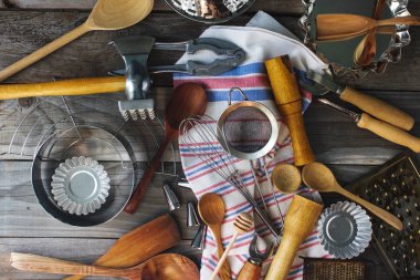 rustik ahşap masa üzerinde çeşitli mutfak eşyaları