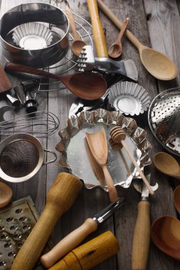 rustik ahşap masa üzerinde çeşitli mutfak eşyaları