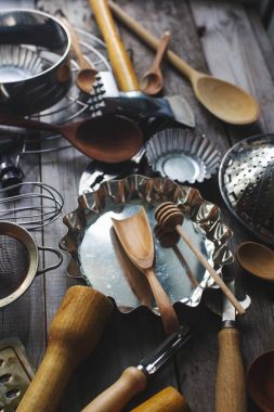 rustik ahşap masa üzerinde çeşitli mutfak eşyaları