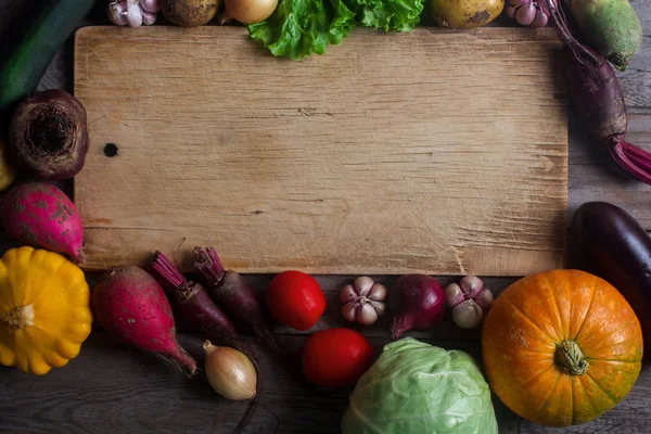 Rohes Bio-Frischgemüse und Holzbrett im rustikalen Stil. Erntezeit, buntes Gemüse, gesunder Lebensstil — Stockfoto