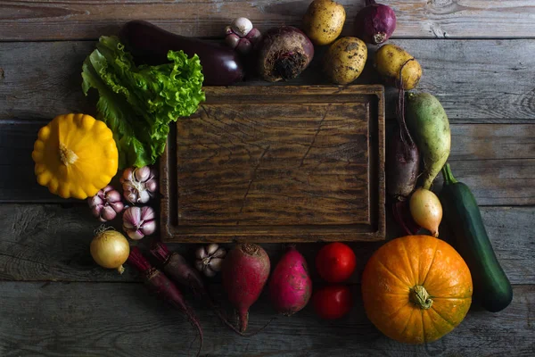 Rohes Bio-Frischgemüse und Holzbrett im rustikalen Stil. Erntezeit, buntes Gemüse, gesunder Lebensstil — Stockfoto