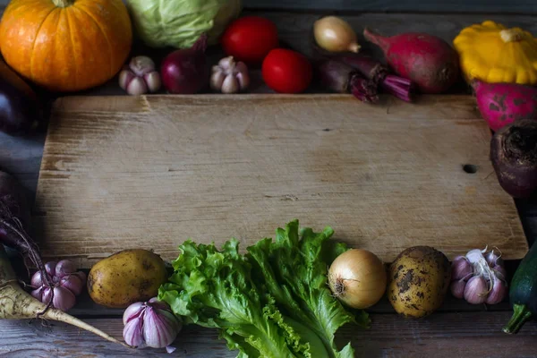 Rohes Bio-Frischgemüse und Holzbrett im rustikalen Stil. Erntezeit, buntes Gemüse, gesunder Lebensstil — Stockfoto