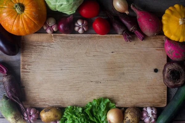 Rohes Bio-Frischgemüse und Holzbrett im rustikalen Stil. Erntezeit, buntes Gemüse, gesunder Lebensstil — Stockfoto