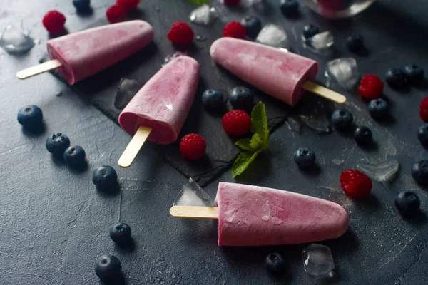 Popsicles σπιτικό παγωμένα φρούτα με φρέσκα φυσικά σμέουρο και βακκίνιο, νόστιμα πάγο σκάει, καλοκαιρινό φαγητό έννοια, επιλεκτική εστίαση — Φωτογραφία Αρχείου