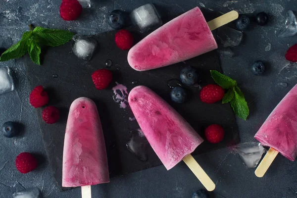 Popsicles σπιτικό παγωμένα φρούτα με φρέσκα φυσικά σμέουρο και βακκίνιο, νόστιμα πάγο σκάει, καλοκαίρι έννοια των τροφίμων, το top view — Φωτογραφία Αρχείου