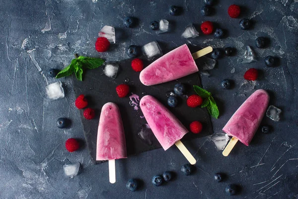 Popsicles σπιτικό παγωμένα φρούτα με φρέσκα φυσικά σμέουρο και βακκίνιο, νόστιμα πάγο σκάει, καλοκαίρι έννοια των τροφίμων, το top view — Φωτογραφία Αρχείου