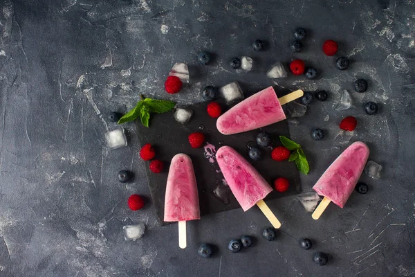 Popsicles σπιτικό παγωμένα φρούτα με φρέσκα φυσικά σμέουρο και βακκίνιο, νόστιμα πάγο σκάει, καλοκαίρι έννοια των τροφίμων, το top view — Φωτογραφία Αρχείου