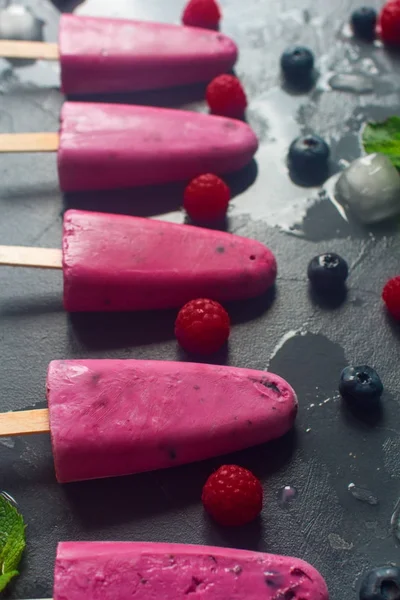 Popsicles σπιτικό παγωμένα φρούτα με φρέσκα φυσικά σμέουρο και βακκίνιο, νόστιμα πάγο σκάει, καλοκαιρινό φαγητό έννοια, επιλεκτική εστίαση — Φωτογραφία Αρχείου