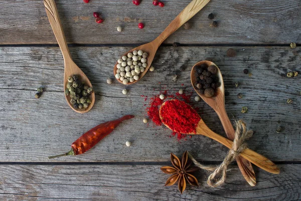 Keverjük össze a fakanál, a rusztikus asztal, színes indiai fűszer paprika — Stock Fotó