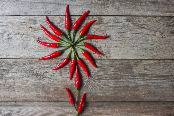Organiczne red hot Red Hot chili peppers na rustykalne drewniane tła — Zdjęcie stockowe