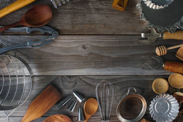 Rustik ahşap masa üzerinde çeşitli mutfak eşyaları — Stok fotoğraf