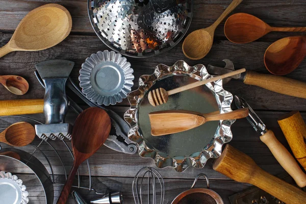 Vários utensílios de cozinha em mesa de madeira rústica — Fotografia de Stock