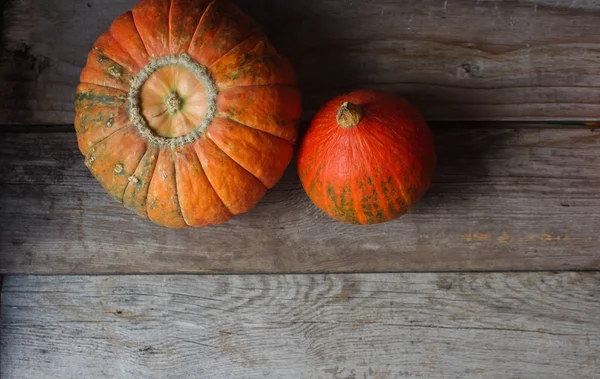 Calabazas naranjas orgánicas en mesa de madera, fondo de calabaza de acción de gracias, cosecha de otoño — Foto de Stock