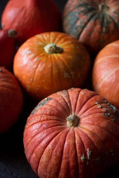 Zucche biologiche arancioni sul tavolo di legno, fondo zucca per il Ringraziamento, raccolta autunnale — Foto Stock